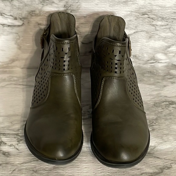 Mark and Maddux booties ,size 6. - Picture 2 of 8